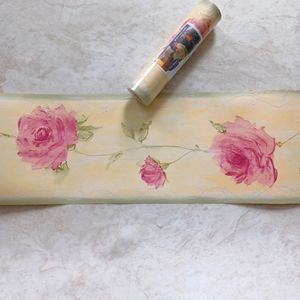 Wallpaper Border Rose's on Yellow Background